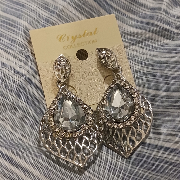 NWT!! Crystal Collection Earrings - Picture 3 of 8